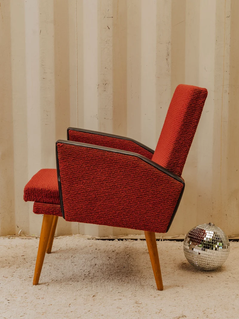 Jakob, le fauteuil en tissu bouclette rouge N°1345