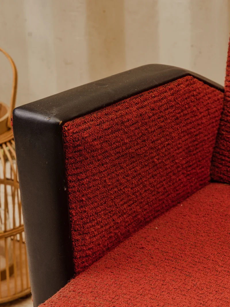Jakob, le fauteuil en tissu bouclette rouge N°1345