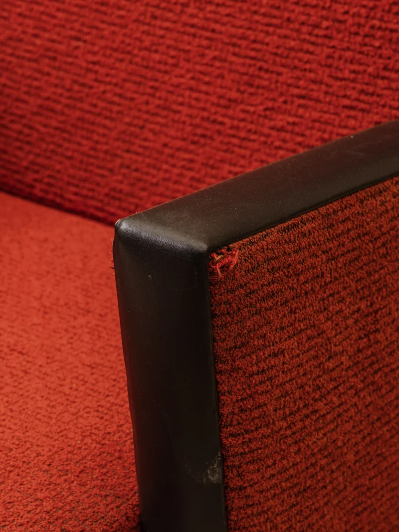 Jakob, le fauteuil en tissu bouclette rouge N°1345