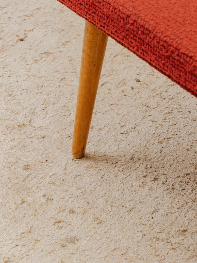 Jakob, le fauteuil en tissu bouclette rouge N°1345