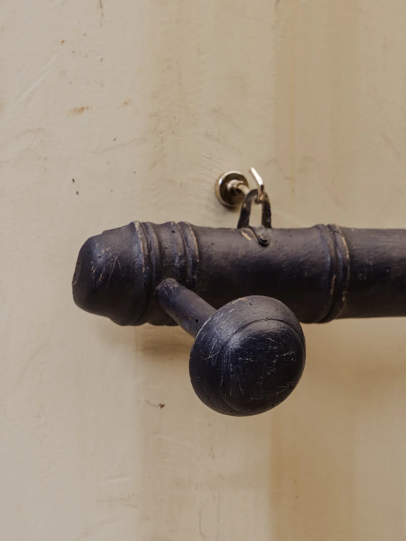 Max, le porte-manteau en bois bleu foncé N°447