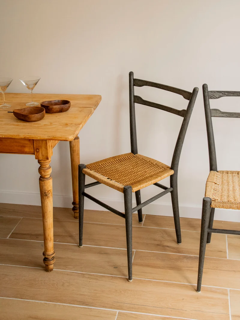 Claude, la paire de chaises aux lignes épurées N°1563