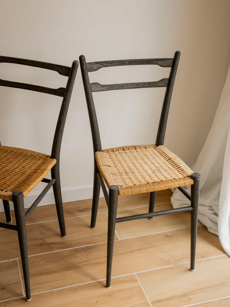 Claude, la paire de chaises aux lignes épurées N°1563
