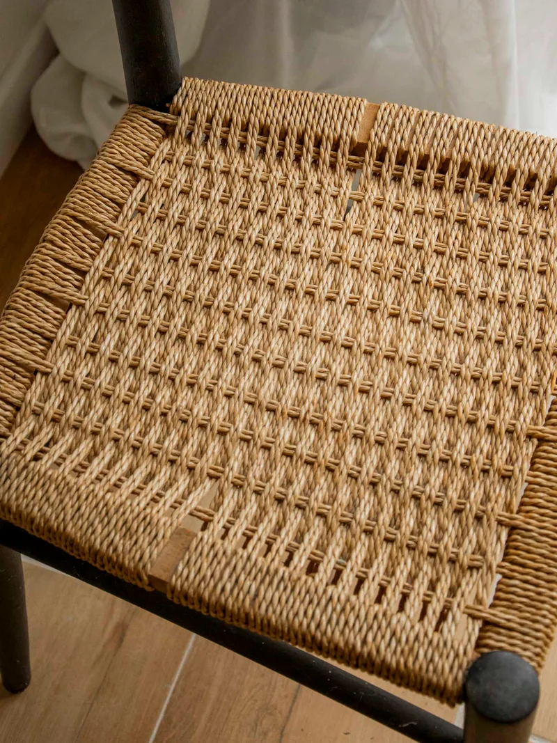 Claude, la paire de chaises aux lignes épurées N°1563