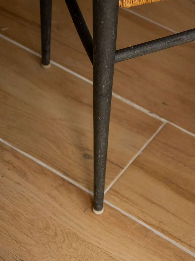 Claude, la paire de chaises aux lignes épurées N°1563