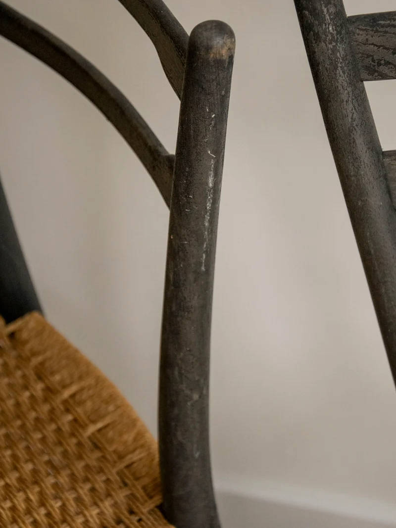 Claude, la paire de chaises aux lignes épurées N°1563