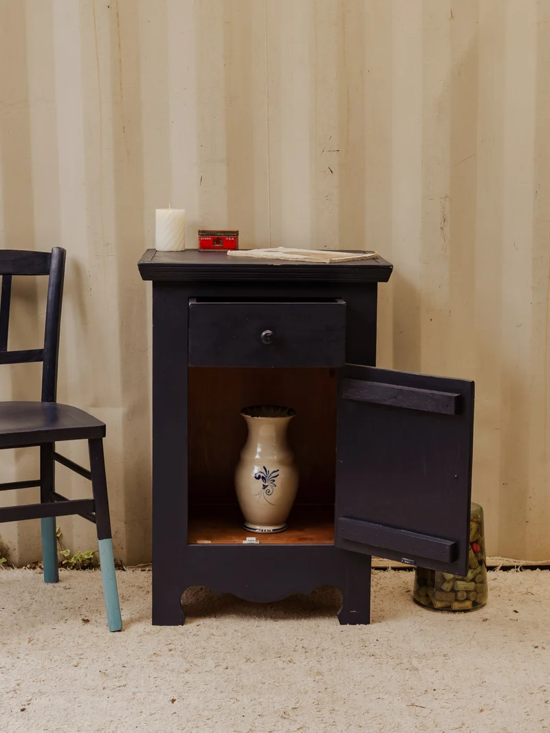 Gilbert, le petit buffet en bois bleu foncé N°1783