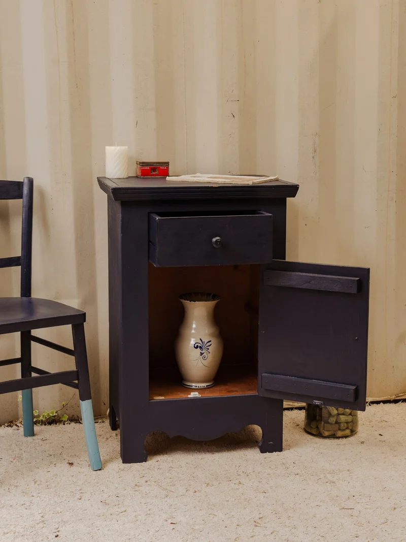 Gilbert, le petit buffet en bois bleu foncé N°1783