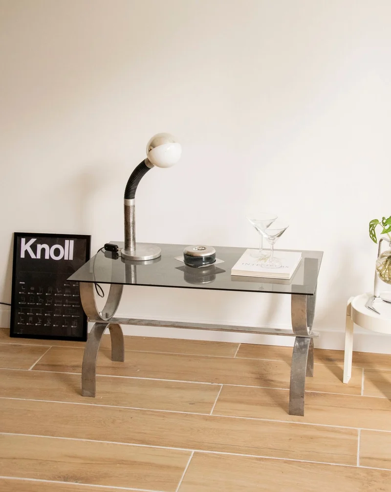 Donna, la table basse en verre fumé à la structure courbée N°1521
