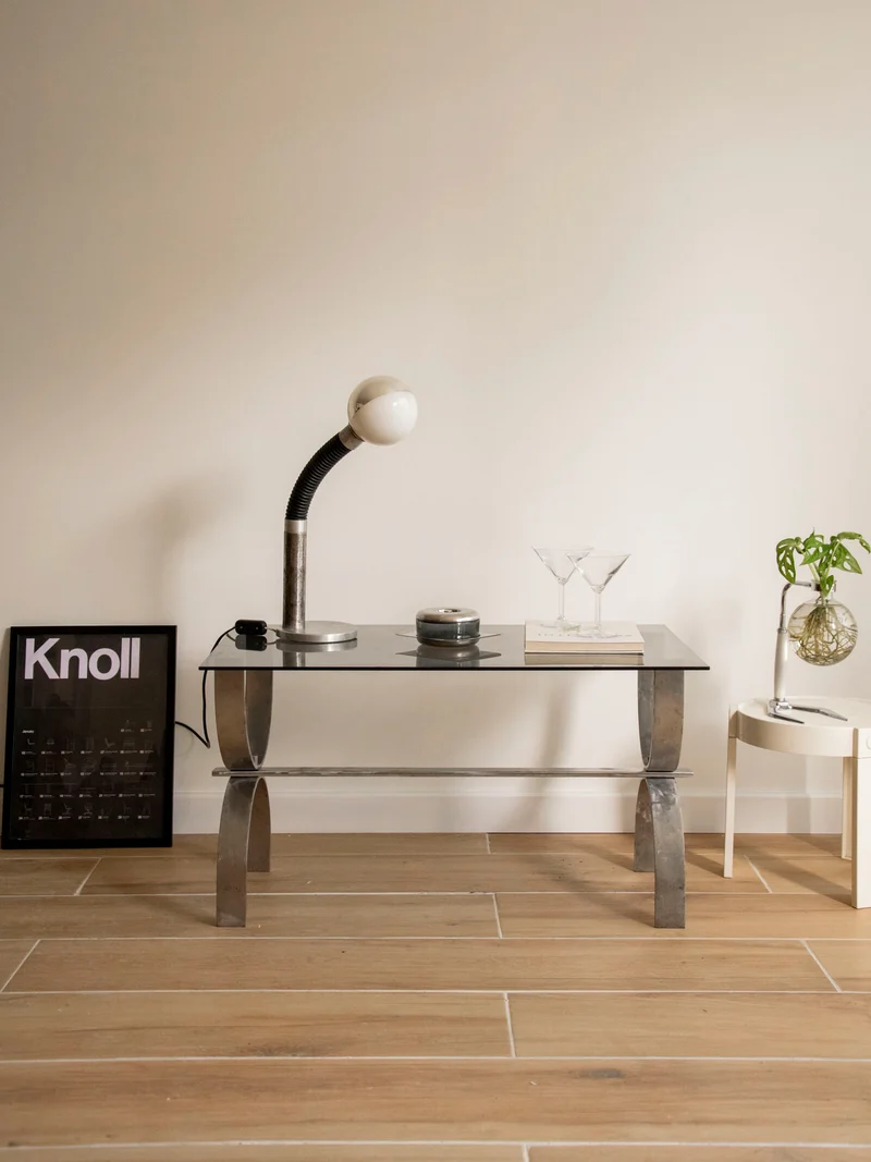 Donna, la table basse en verre fumé à la structure courbée N°1521