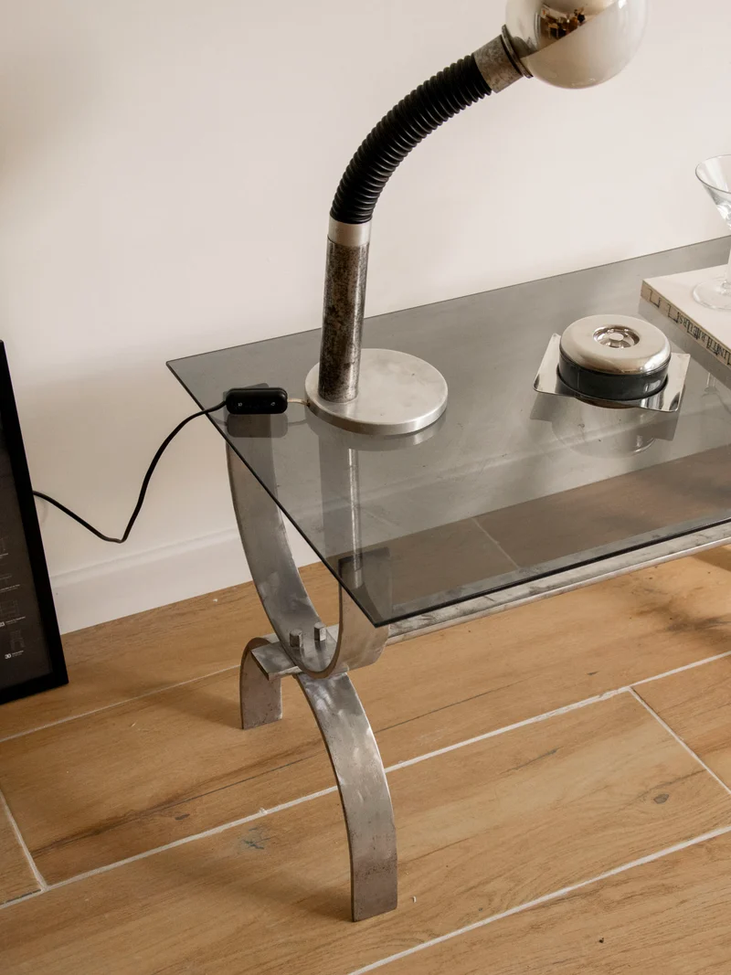 Donna, la table basse en verre fumé à la structure courbée N°1521