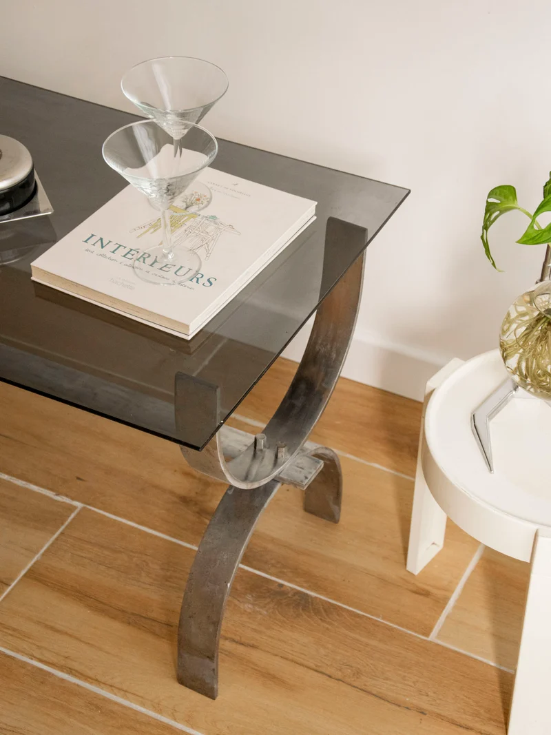 Donna, la table basse en verre fumé à la structure courbée N°1521