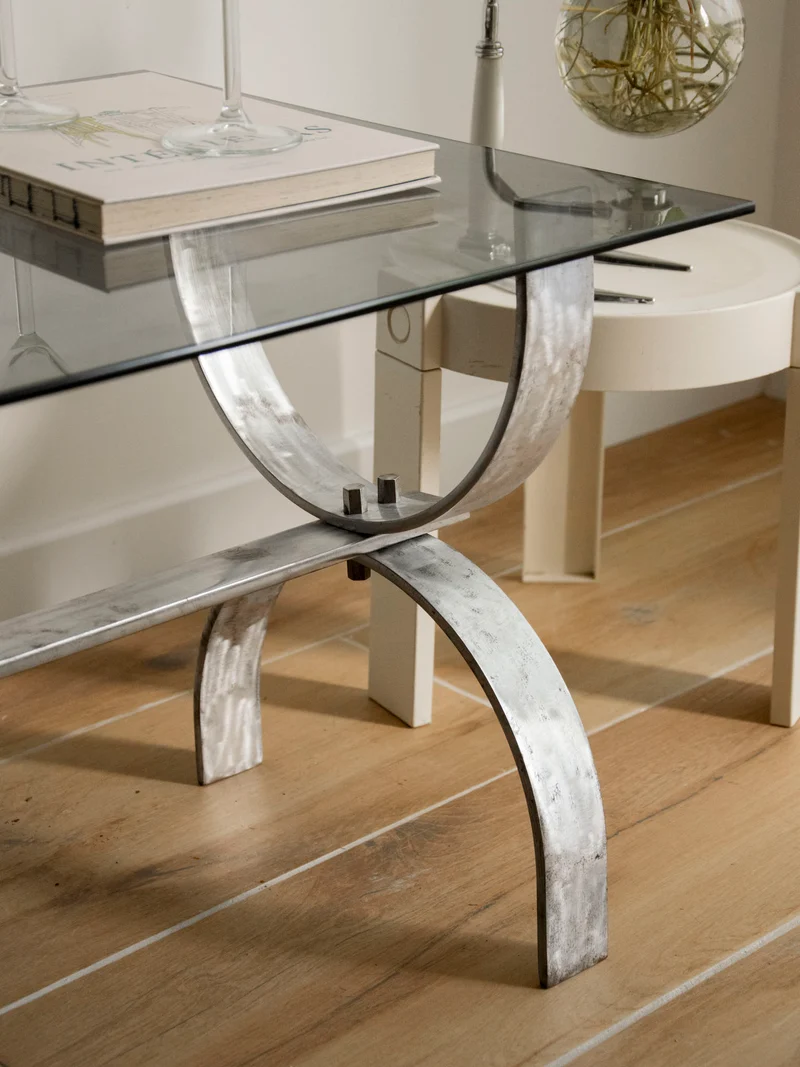 Donna, la table basse en verre fumé à la structure courbée N°1521