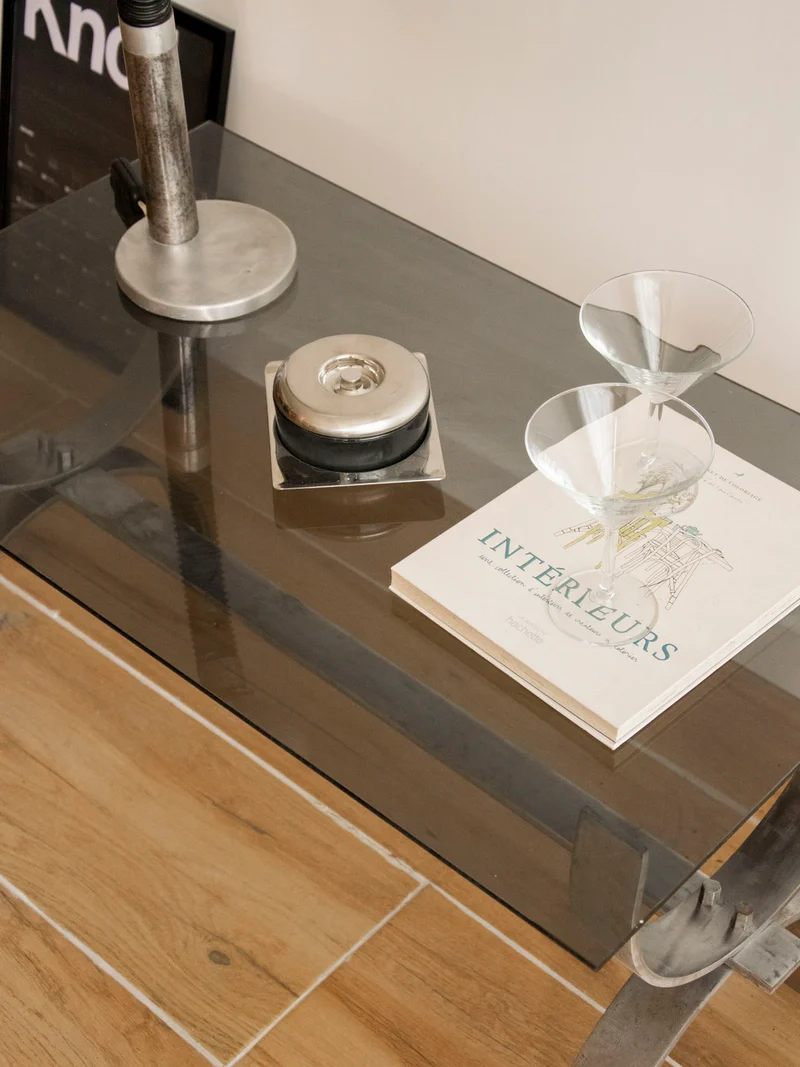 Donna, la table basse en verre fumé à la structure courbée N°1521