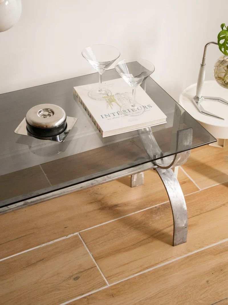 Donna, la table basse en verre fumé à la structure courbée N°1521