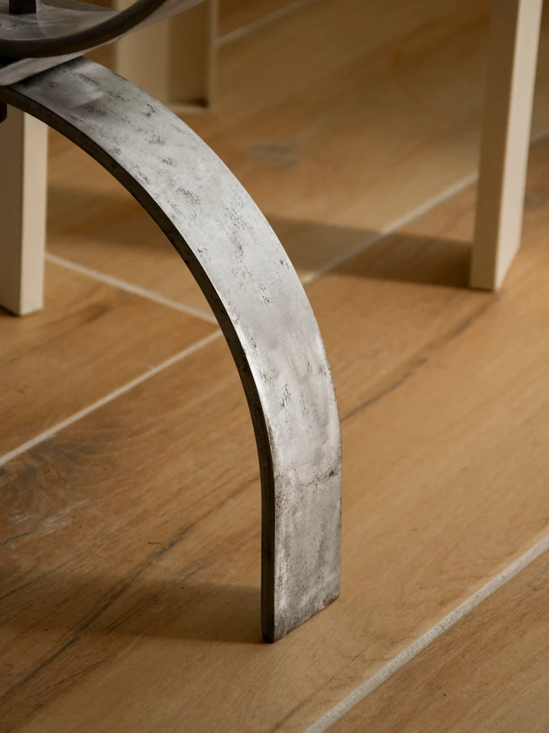 Donna, la table basse en verre fumé à la structure courbée N°1521