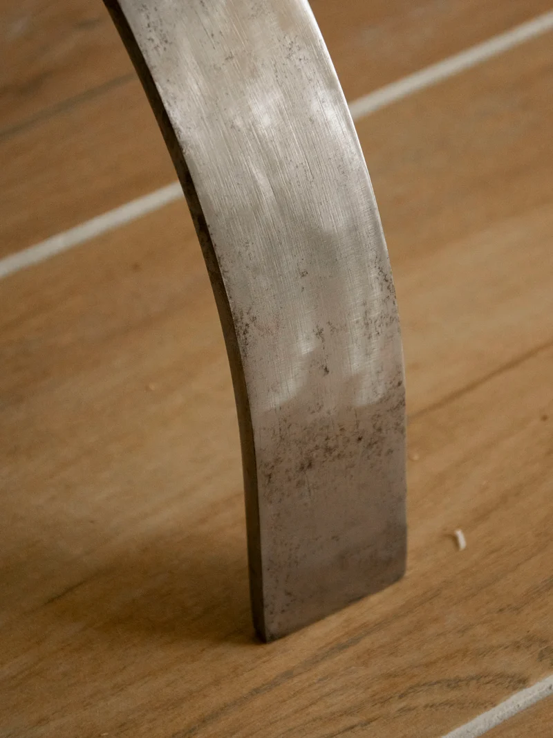 Donna, la table basse en verre fumé à la structure courbée N°1521