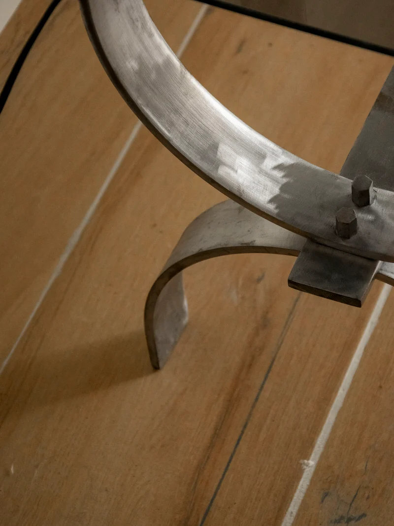 Donna, la table basse en verre fumé à la structure courbée N°1521