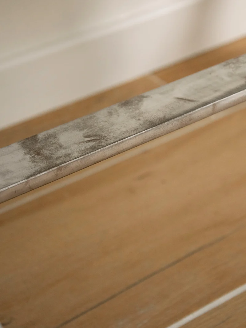 Donna, la table basse en verre fumé à la structure courbée N°1521