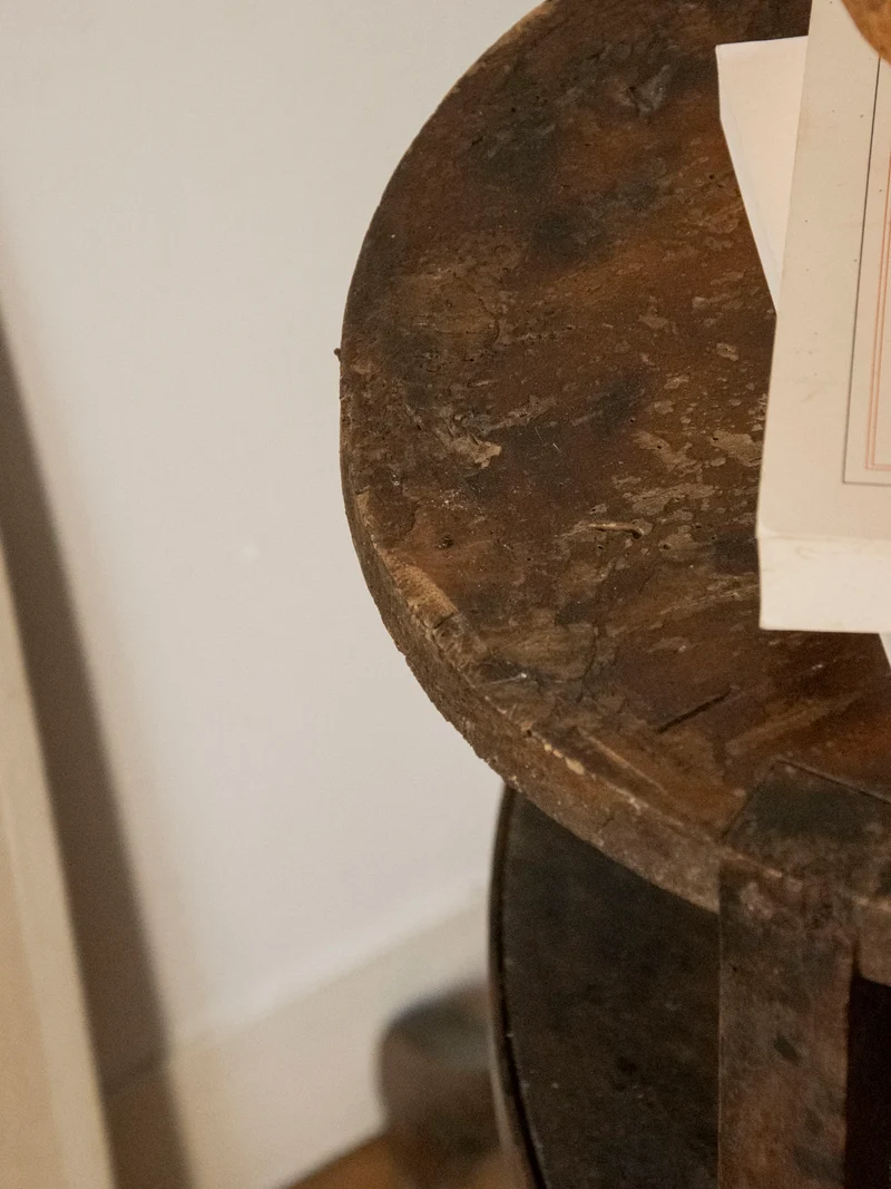 Alfred, le guéridon ancien en bois brut N°1433
