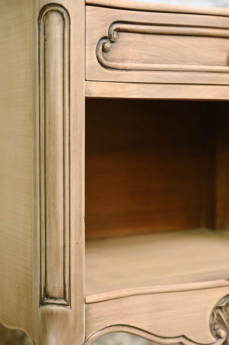 Odile, la table de chevet en acajou N°1530