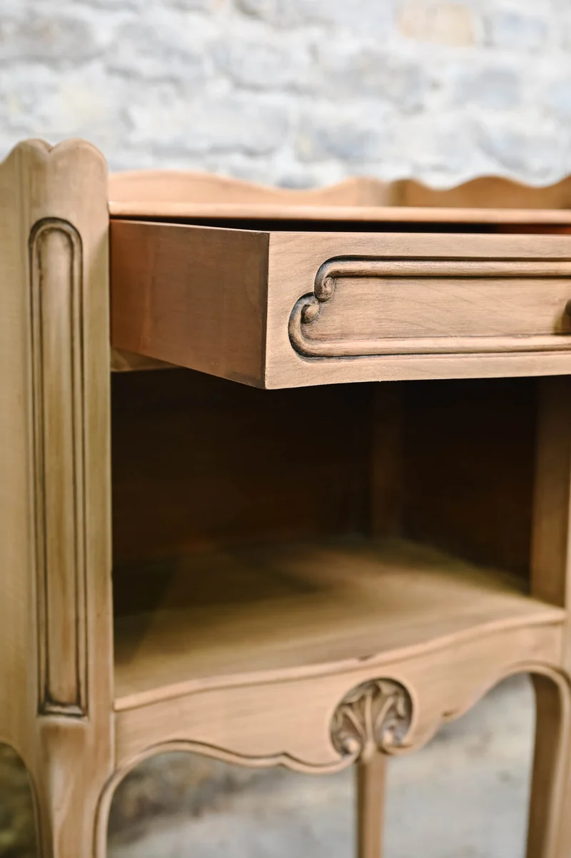 Odile, la table de chevet en acajou N°1530