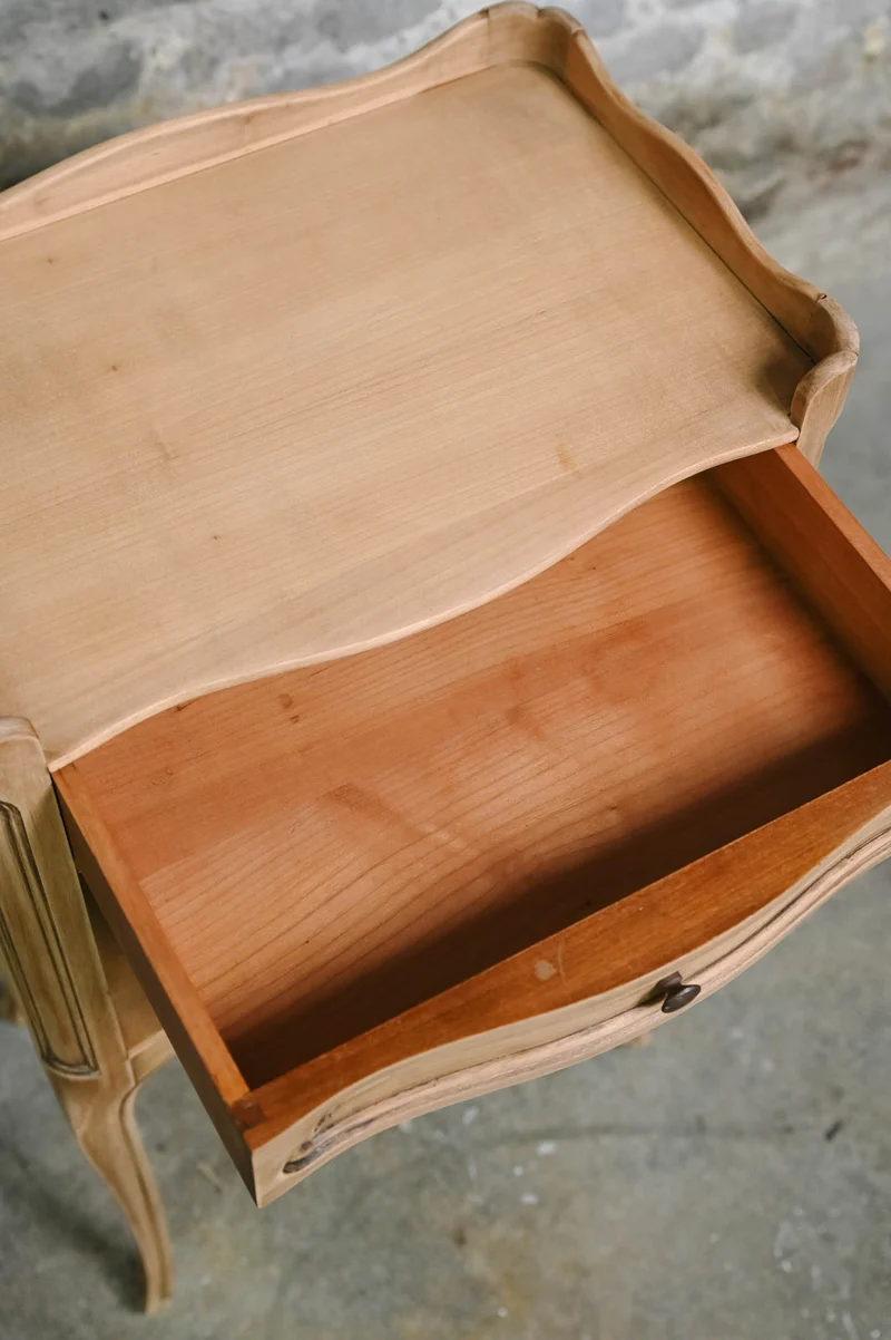 Odile, la table de chevet en acajou N°1530