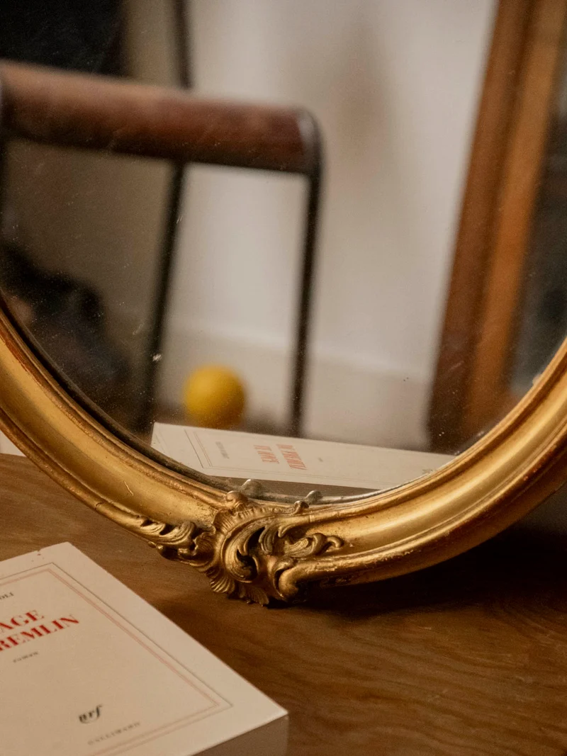 Georges, le miroir ancien au cadre doré N°1417