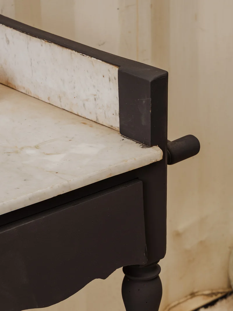 Louise, la coiffeuse en bois noir et marbre blanc N°335