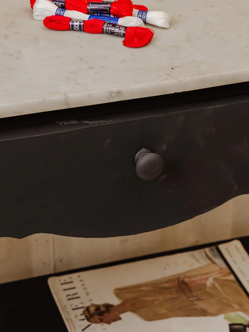 Louise, la coiffeuse en bois noir et marbre blanc N°335