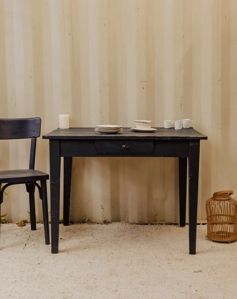 Romy, la table à manger en bois bleu foncé N°1486