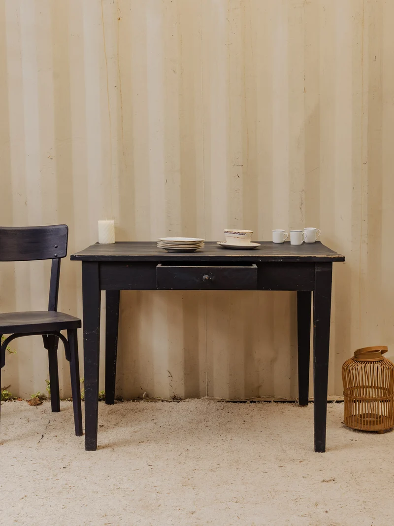 Romy, la table à manger en bois bleu foncé N°1486