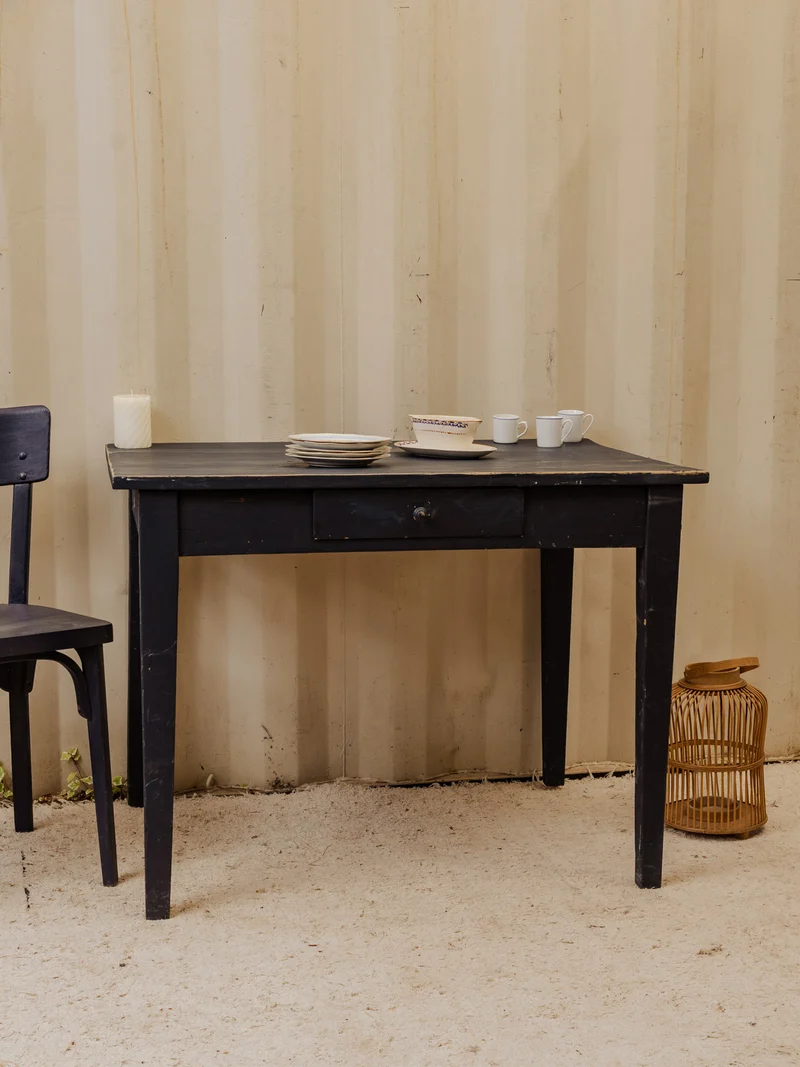 Romy, la table à manger en bois bleu foncé N°1486