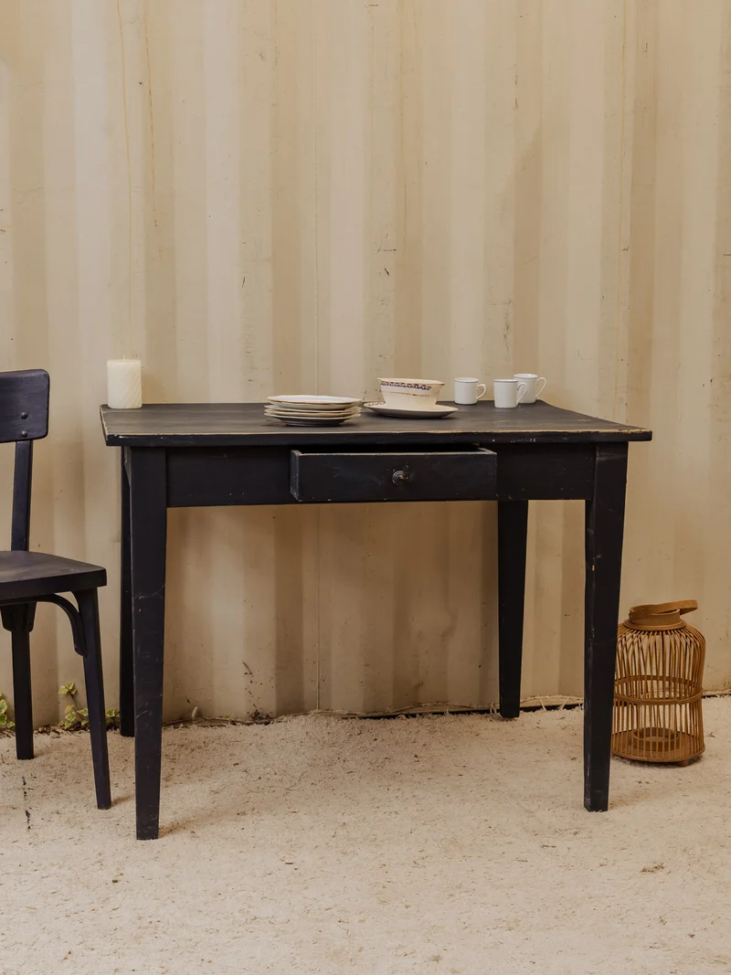 Romy, la table à manger en bois bleu foncé N°1486