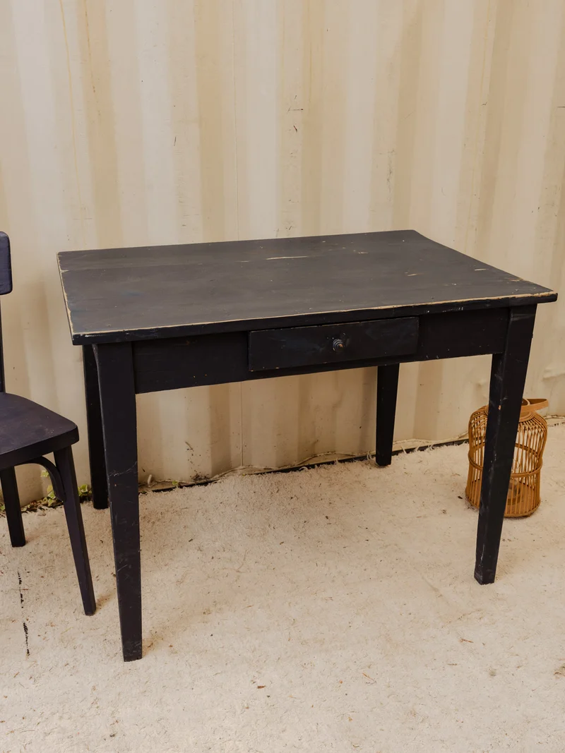 Romy, la table à manger en bois bleu foncé N°1486