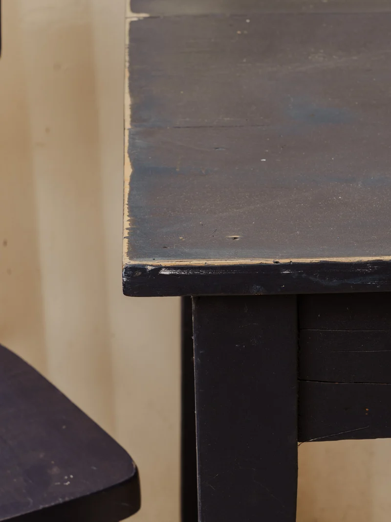 Romy, la table à manger en bois bleu foncé N°1486