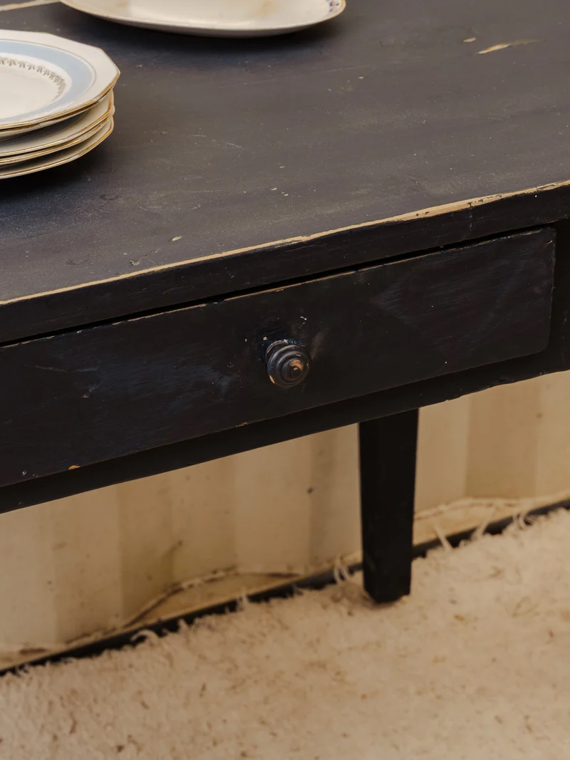Romy, la table à manger en bois bleu foncé N°1486