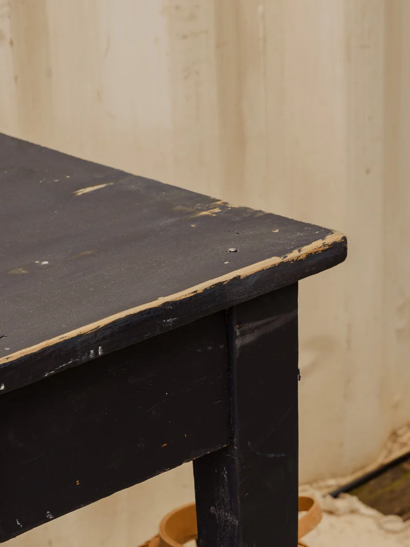 Romy, la table à manger en bois bleu foncé N°1486