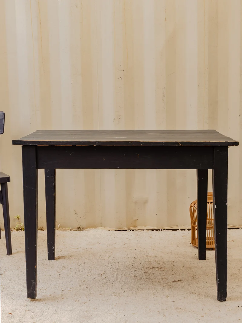 Romy, la table à manger en bois bleu foncé N°1486