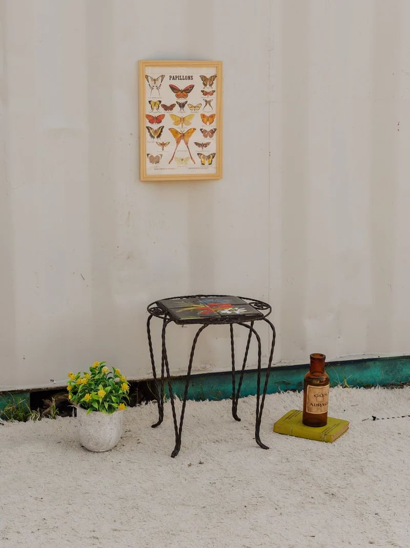 Hanna, la table d'appoint en céramique noire N°1427