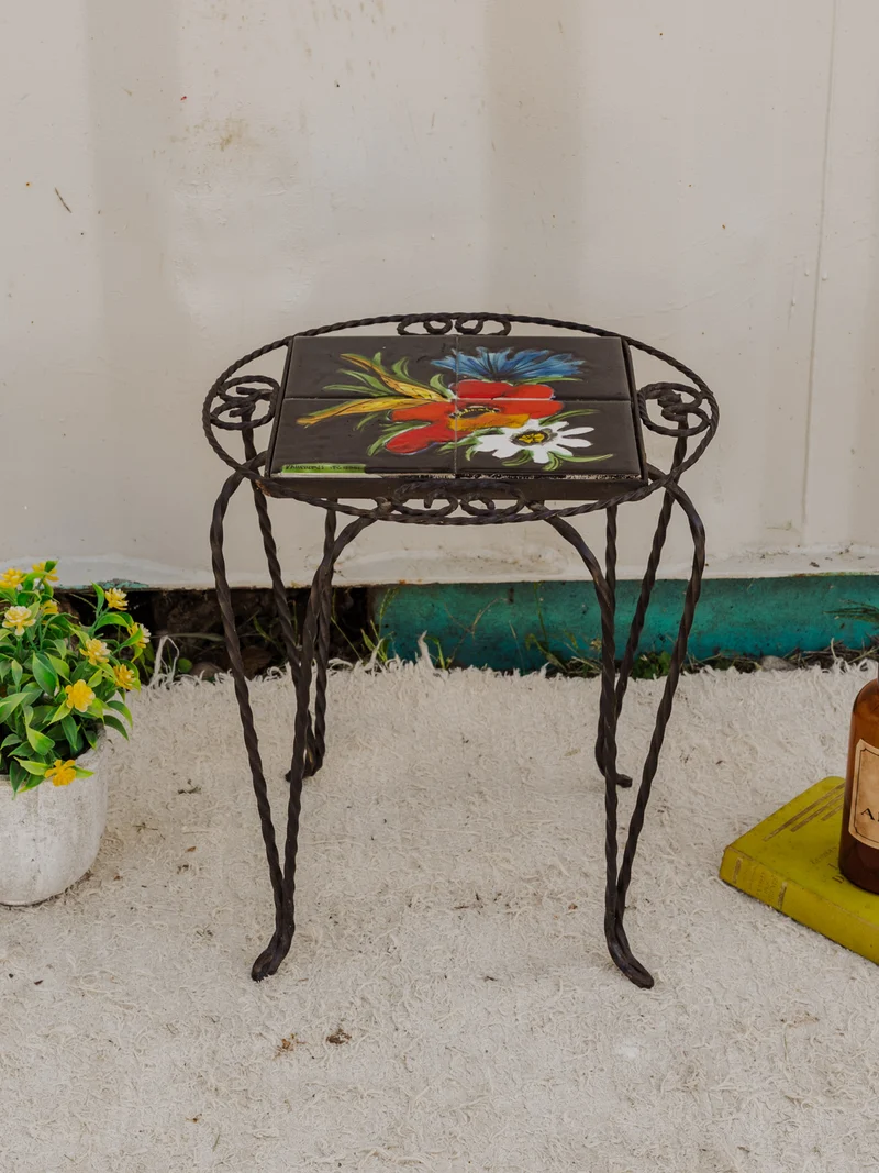 Hanna, la table d'appoint en céramique noire N°1427