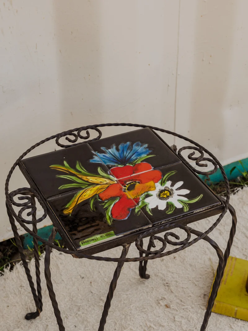 Hanna, la table d'appoint en céramique noire N°1427