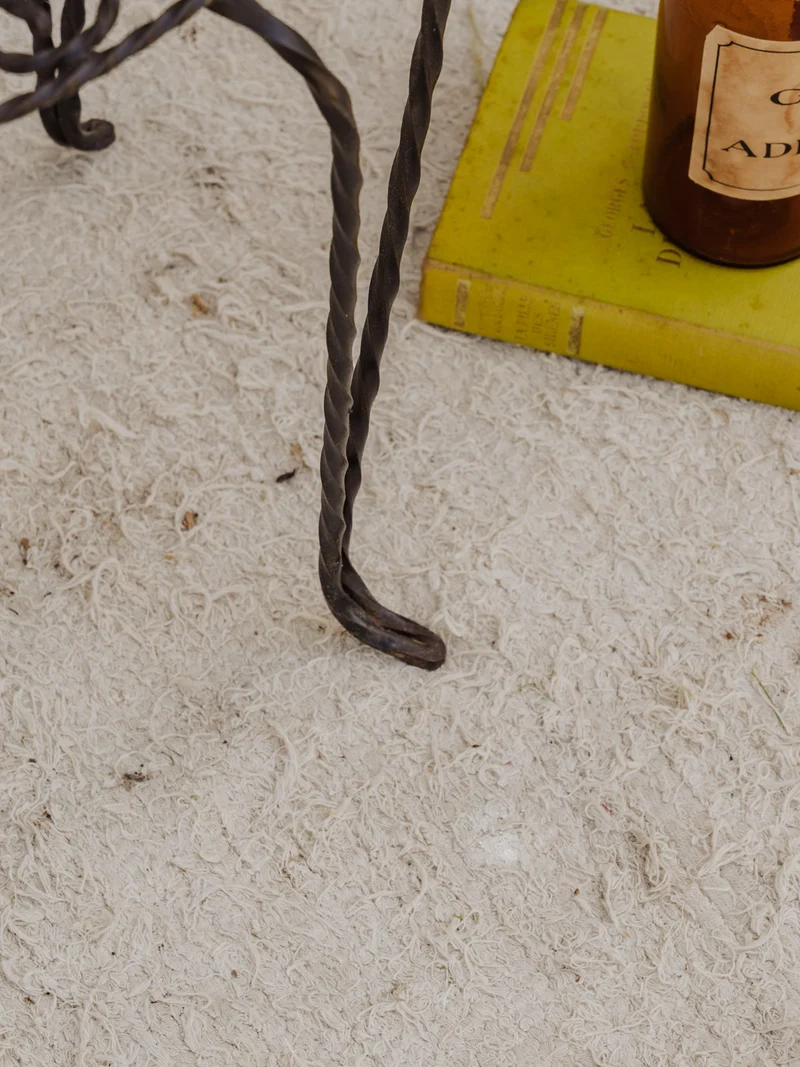 Hanna, la table d'appoint en céramique noire N°1427