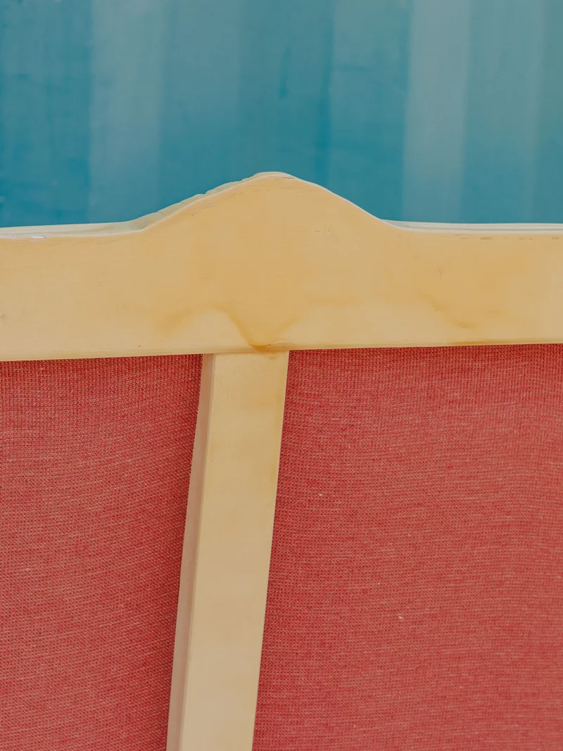 Martine, la banquette en bois beige et tissu rose N°64