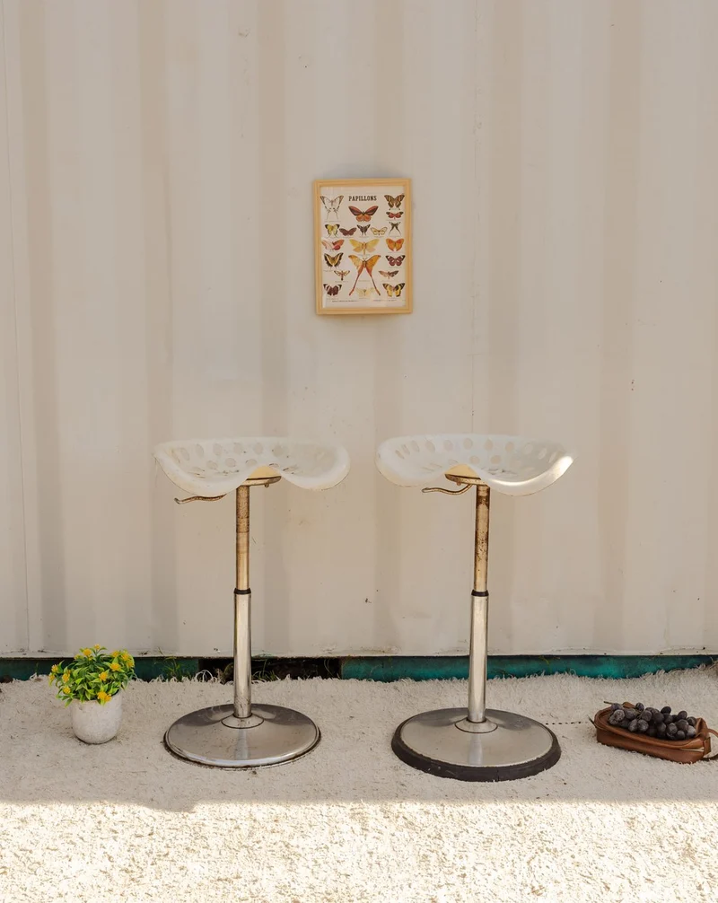 Pierre, la paire de tabourets de bar en métal blanc N°695
