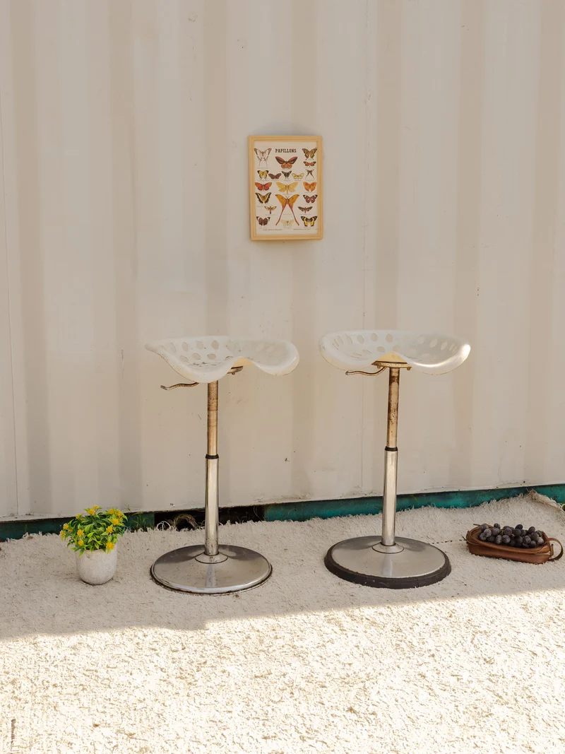 Pierre, la paire de tabourets de bar en métal blanc N°695