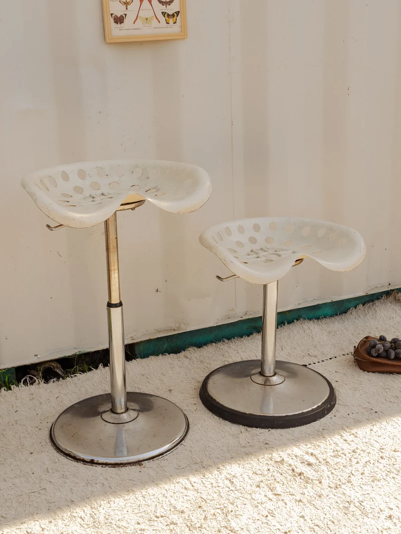 Pierre, la paire de tabourets de bar en métal blanc N°695