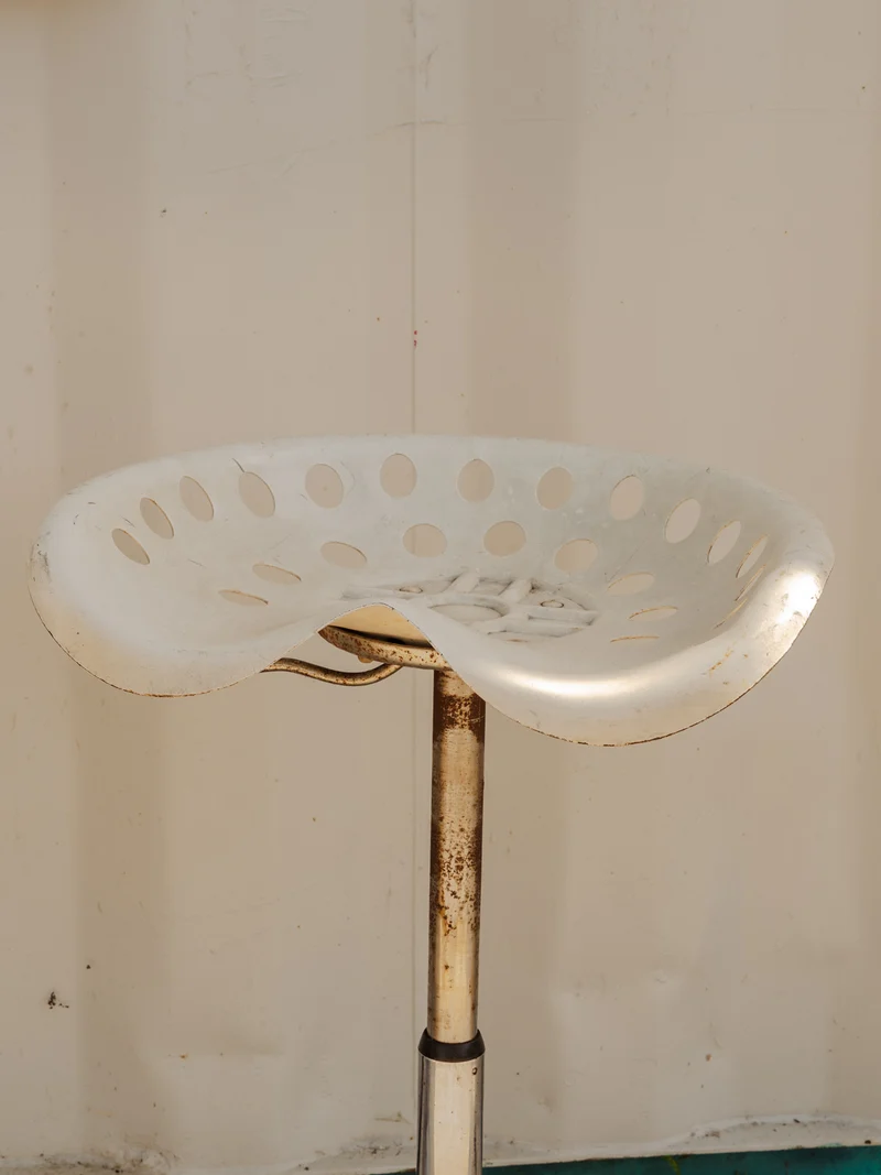 Pierre, la paire de tabourets de bar en métal blanc N°695