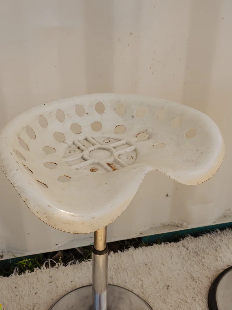 Pierre, la paire de tabourets de bar en métal blanc N°695