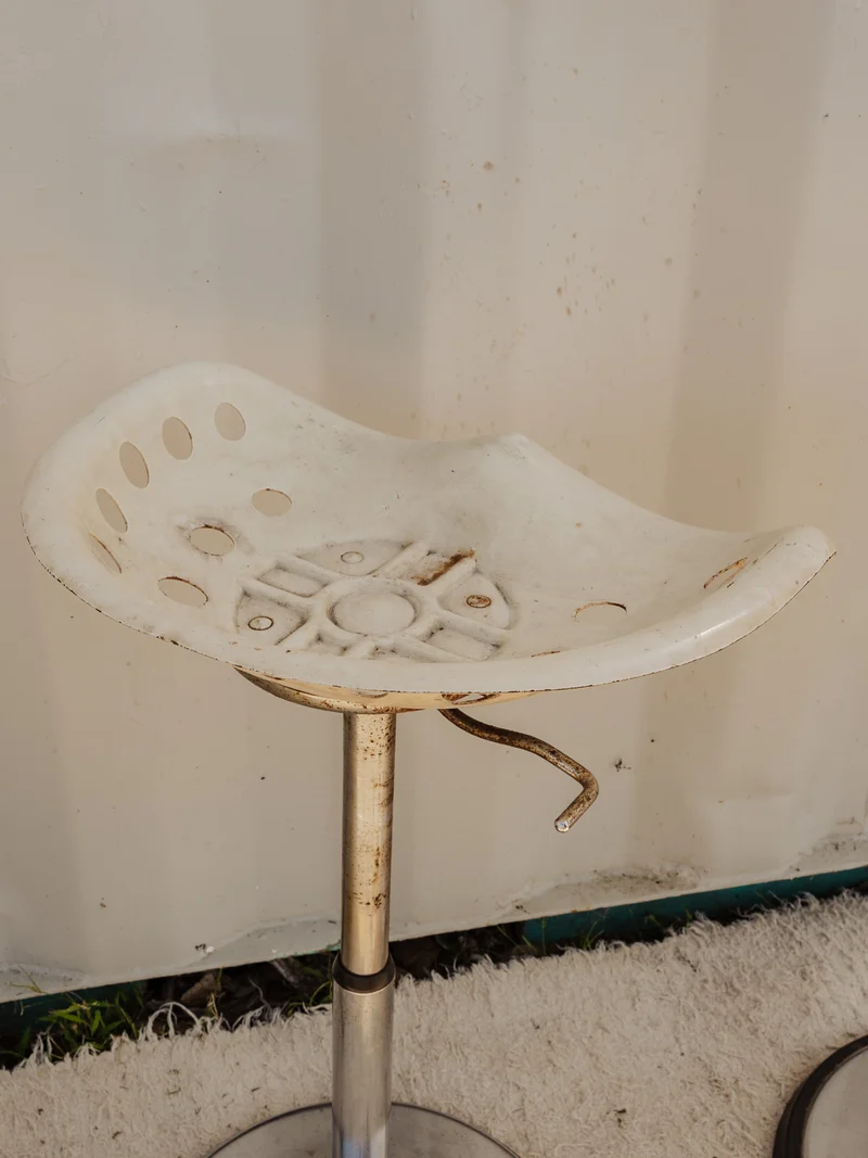 Pierre, la paire de tabourets de bar en métal blanc N°695